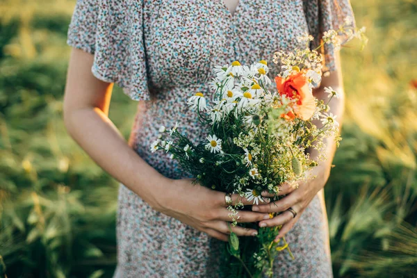 Arpa Tarlasında Gün Batımında Çiçek Buketi Tutan Güzel Bir Kadın — Stok fotoğraf