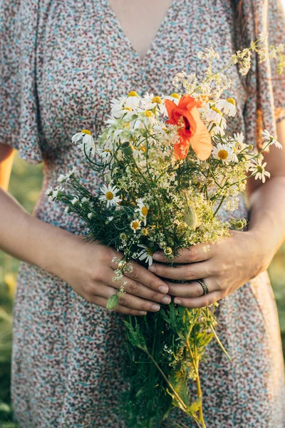 Wanita Cantik Memegang Buket Bunga Liar Dekat Bawah Sinar Matahari — Stok Foto
