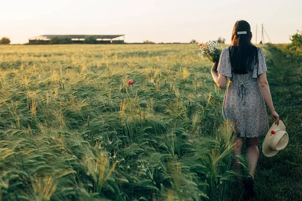 Beautiful Woman Wildflowers Straw Hat Walking Barley Field Sunset Light — Stock Photo, Image