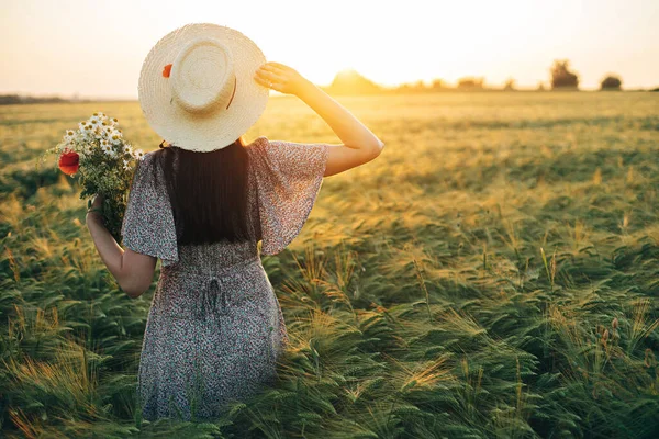 Beautiful Woman Hat Wildflowers Bouquet Standing Barley Field Sunset Light — Stock Photo, Image