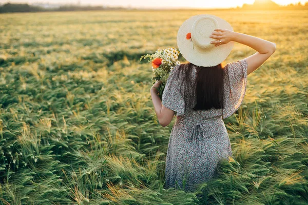 Красива Жінка Капелюсі Дикими Квітами Насолоджується Заходом Сонця Ячмінному Полі — стокове фото
