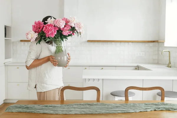 Femme Arrangeant Belles Pivoines Dans Vase Dans Une Nouvelle Maison — Photo