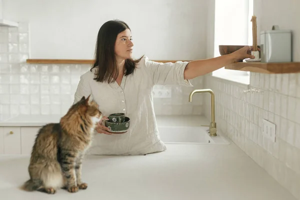Щаслива Жінка Своєю Кішкою Розпаковує Прикрашає Полиці Посудом Новій Мінімальній — стокове фото