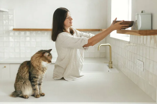 Ευτυχισμένη Γυναίκα Γάτα Της Ξεπακετάρει Και Διακοσμεί Ράφια Σκεύη Νέα — Φωτογραφία Αρχείου