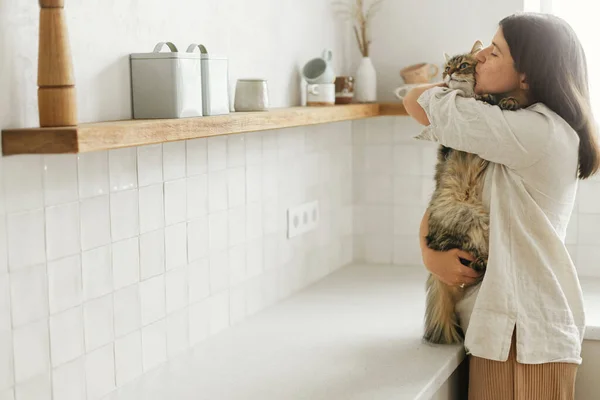 Stylowa Kobieta Przytulając Jej Ładny Kot Tabby Nowej Minimalnej Białej — Zdjęcie stockowe
