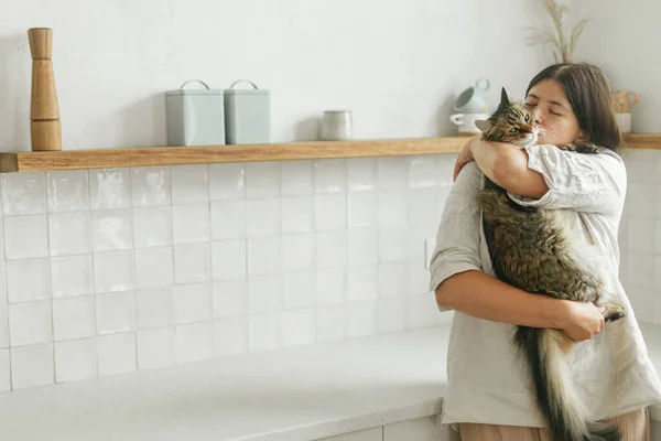 Κομψό Γυναίκα Αγκαλιάζει Χαριτωμένο Tabby Γάτα Της Νέα Ελάχιστη Λευκή — Φωτογραφία Αρχείου