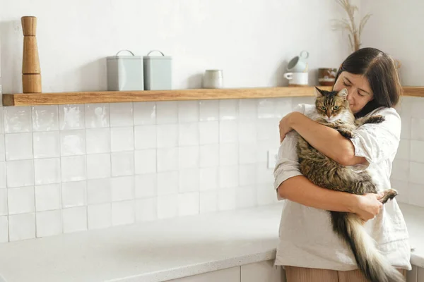 Stylová Žena Objímající Svou Roztomilou Kočku Nové Minimální Bílé Kuchyni — Stock fotografie
