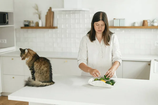 Κομψή Γυναίκα Και Γάτα Της Στη Νέα Μίνιμαλ Λευκή Κουζίνα — Φωτογραφία Αρχείου