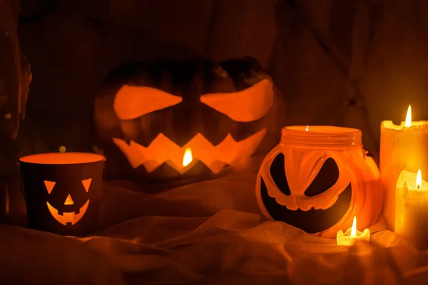 Frohes Halloween Gespenstische Jack Laterne Geschnitzten Kürbis Spinnennetz Süßigkeiteneimer Spinnen — Stockfoto