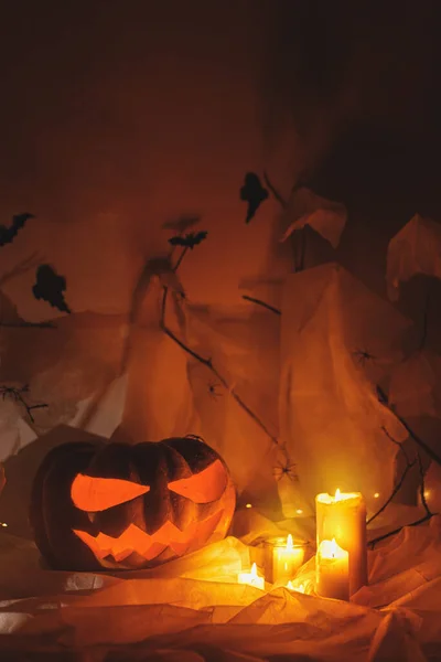 ハッピーハロウィン ジャック ランタンはカボチャ クモウェブ コウモリ 光明を屋内で彫りました 夜のろうそくが付いている不気味な大気ハロウィーンの装飾 トリックまたはトリート — ストック写真