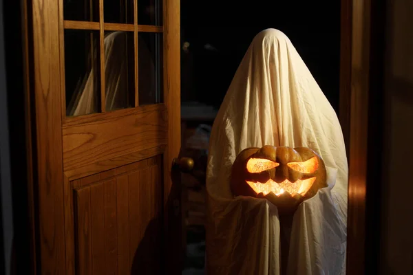 Mutlu Cadılar Bayramı Ürkütücü Atmosferik Gece Kapılarında Parlayan Jack Feneriyle — Stok fotoğraf