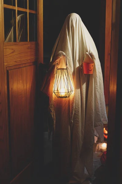 Τρομακτικό Φάντασμα Λαμπερό Φανάρι Και Κουβά Αποκριών Καραμέλα Πόρτες Τρομακτική — Φωτογραφία Αρχείου