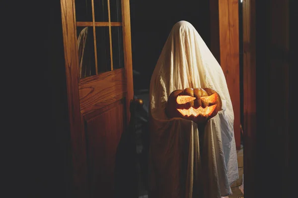 Ürkütücü Atmosferik Gece Kapılarında Parlayan Jack Feneriyle Korkunç Bir Hayalet — Stok fotoğraf