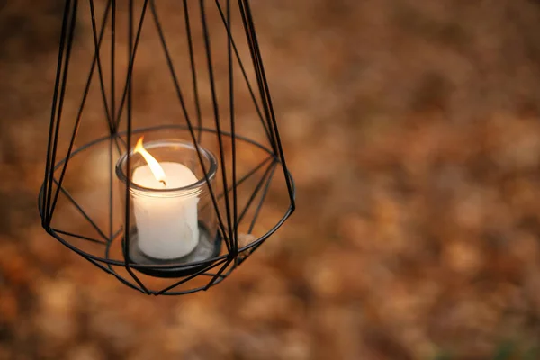 Lanterna Preta Minimalista Moderna Com Vela Ardente Fundo Folhas Outono — Fotografia de Stock
