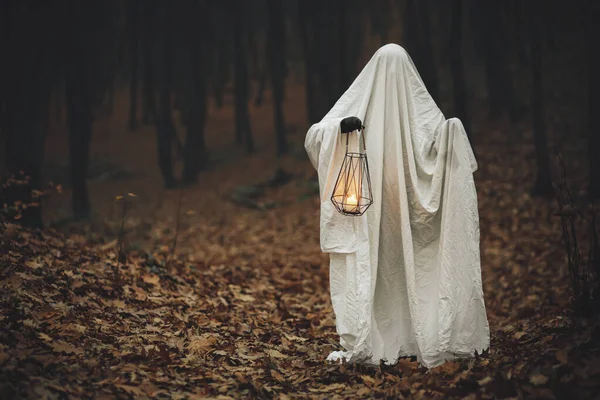 Счастливого Хэллоуина Жуткий Призрак Держит Светящийся Фонарь Мрачном Темном Осеннем — стоковое фото