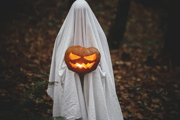 Gespenstische Gespenster Mit Leuchtenden Jack Laternen Stimmungsvollen Dunklen Herbstwald Person — Stockfoto
