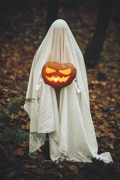 Feliz Halloween Fantasma Espeluznante Sosteniendo Reluciente Jota Linterna Oscuro Bosque — Foto de Stock