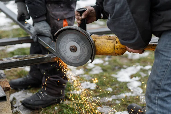 Arbetare Skära Metall Med Vinkelslipmaskin För Svetsning Järn Närbild Cirkulär — Stockfoto