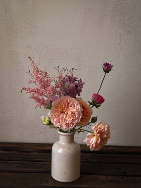 Kasvetli kırsal arka planda vazodaki güzel güller. Tarz sahibi çiçekler evde hala hayat, sanatsal kompozisyon. Çiçek dikey duvar kağıdı