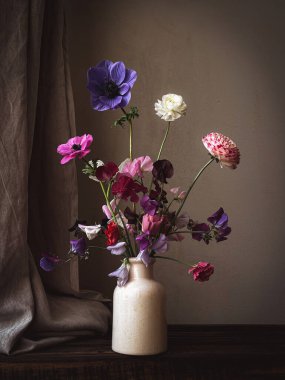 Çiçekler hala hayat. Kasvetli kırsal arka planda vazodaki güzel çiçekler. Lathyrus, anemone ve ranunculus 'un sanatsal kompozisyonu. Çiçek dikey duvar kağıdı