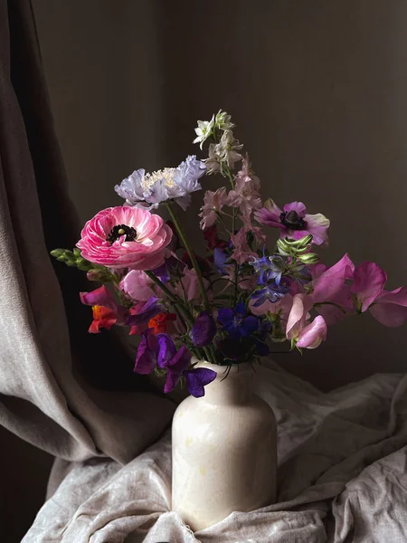 Bunga Adalah Kehidupan Indah Bunga Berwarna Warni Dalam Vas Pada — Stok Foto