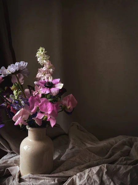 Fleurs Nature Morte Belles Fleurs Colorées Vase Sur Fond Humide — Photo