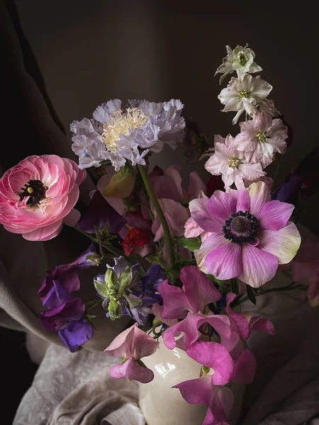 Kwiaty Martwa Natura Piękne Kolorowe Kwiaty Humorzastym Tle Stylowa Kompozycja — Zdjęcie stockowe