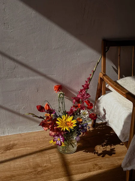 Bunga Bunga Indah Dalam Vas Bawah Sinar Matahari Latar Belakang — Stok Foto