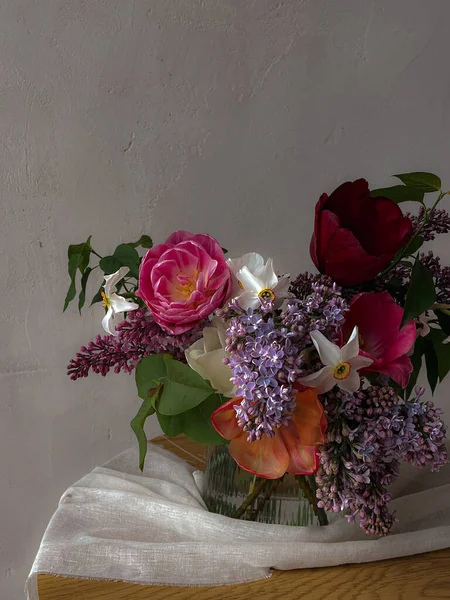 Huysuz Arka Planda Vazoda Güzel Laleler Şık Bahar Çiçekleri Natürmort — Stok fotoğraf