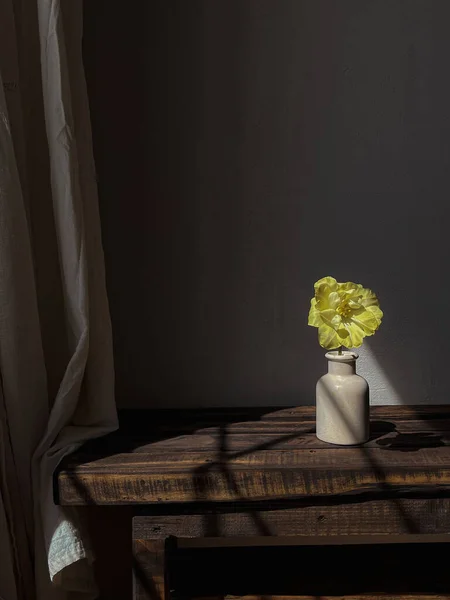 Schöne Gelbe Tulpe Der Vase Sonnenlicht Auf Stimmungsvollem Rustikalem Hintergrund — Stockfoto