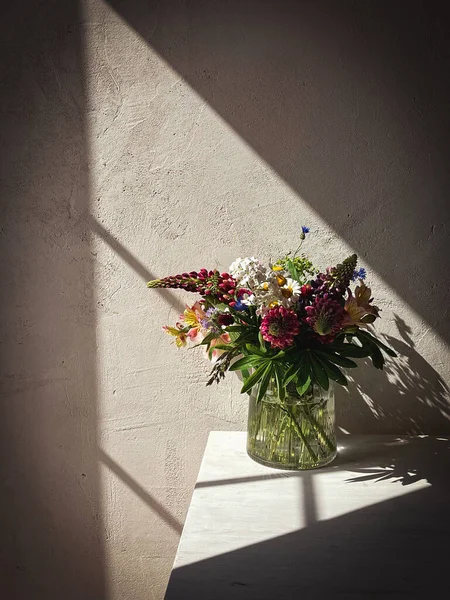 Beau Bouquet Lupin Vase Ensoleillé Sur Fond Rustique Élégantes Fleurs — Photo