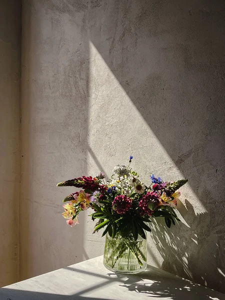 Beau Bouquet Lupin Vase Ensoleillé Sur Fond Rustique Élégantes Fleurs — Photo