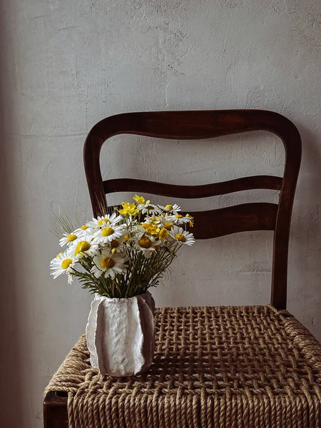 Schöner Gänseblümchenstrauß Der Vase Sonnenlicht Auf Rustikalem Holzstuhl Stilvolles Ländliches — Stockfoto