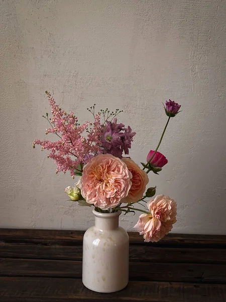 Belle Rose Vaso Sfondo Rustico Lunatico Fiori Alla Moda Nature — Foto Stock