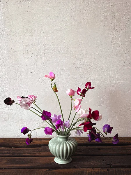 Lindas Ervilhas Doces Coloridas Vaso Fundo Madeira Rústico Flores Elegantes — Fotografia de Stock