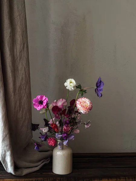 Blumen Stillleben Schöne Blumen Der Vase Auf Stimmungsvollem Rustikalem Hintergrund — Stockfoto
