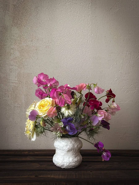 Lindas Flores Vaso Fundo Rústico Mal Humorado Flores Elegantes Ainda — Fotografia de Stock