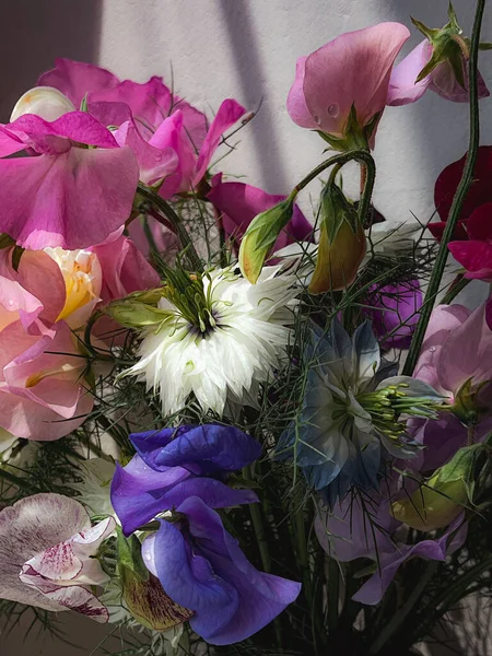 Blumen Stillleben Schöner Bunter Strauß Auf Stimmungsvollem Hintergrund Stilvolle Künstlerische — Stockfoto