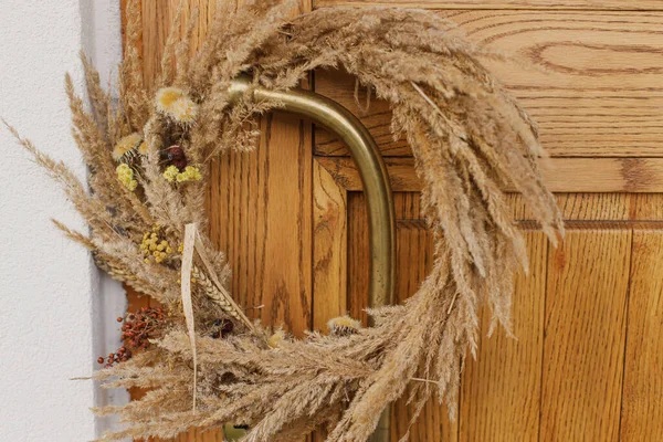 秋季乡村花环上的黄铜复古手柄木门 农舍入口或门廊的花哨的秋季装饰 秋季安排 — 图库照片