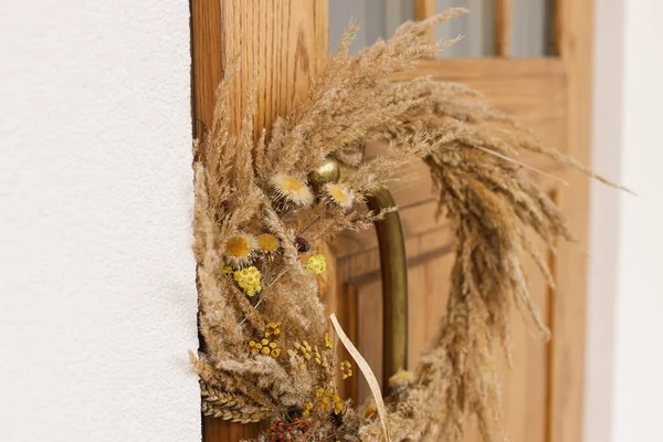 真鍮のレトロハンドルの木製のフロントドアに近い秋の素朴な羽 ファームハウスの入口またはポーチのスタイリッシュな秋の装飾 フォールアレンジメント — ストック写真