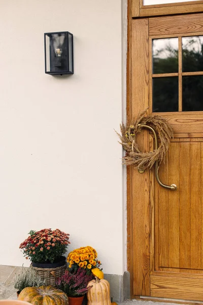 Stilvolle Herbst Dekor Des Bauernhauses Eingang Oder Veranda Herbstlicher Adventskranz — Stockfoto