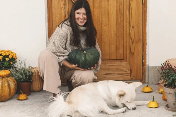 Wanita Bahagia Dengan Sweater Rajutan Bermain Dengan Anjing Lucu Pintu — Stok Foto