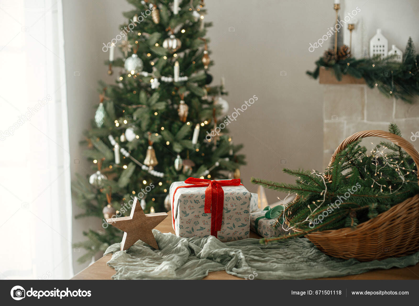 Tyylikäs Kääritty Joululahjoja Maalaismainen Kori Kuusen Oksat Moderni  Koristeet Pöydällä — valokuva © Sonyachny #671501118