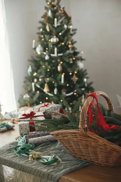 Cesta Rústica Con Ramas Abeto Elegantes Regalos Navidad Decoraciones Festivas — Foto de Stock