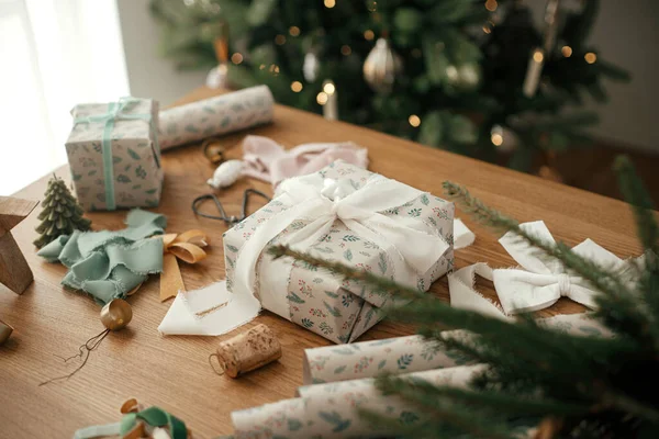 Elegante Regalo Navidad Con Cinta Blanca Decoraciones Modernas Sobre Mesa — Foto de Stock