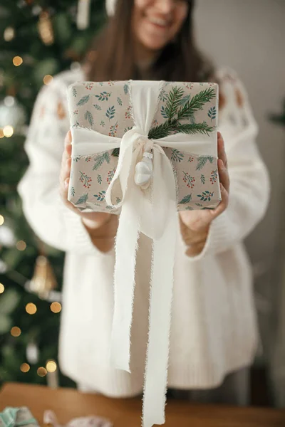 Mujer Sosteniendo Elegante Regalo Navidad Con Cinta Rama Abeto Cerca —  Fotos de Stock