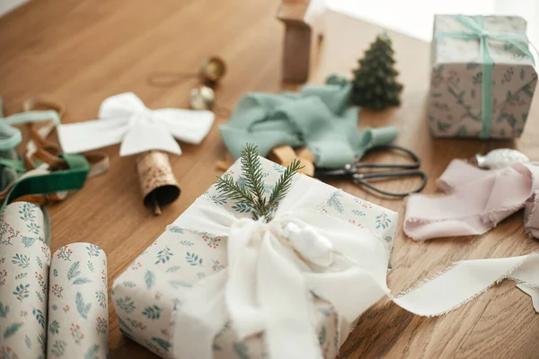 Elegante Regalo Navidad Con Lazo Blanco Cintas Festivas Tijeras Campanas —  Fotos de Stock