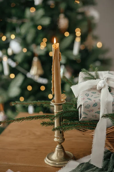 Elegante Regalo Navidad Envuelto Cesta Rústica Con Ramas Abeto Vela —  Fotos de Stock