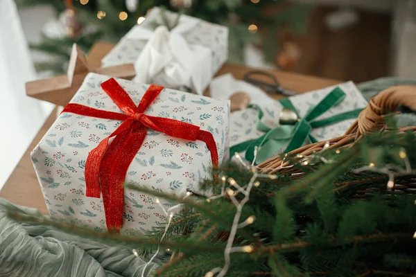 Frohe Weihnachten Und Frohe Feiertage Stilvoll Verpackte Weihnachtsgeschenke Rustikaler Korb — Stockfoto