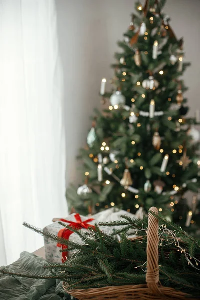 Stylový Rustikální Košík Jedlovými Větvemi Zabalenými Vánočními Dárky Moderními Ozdobami — Stock fotografie